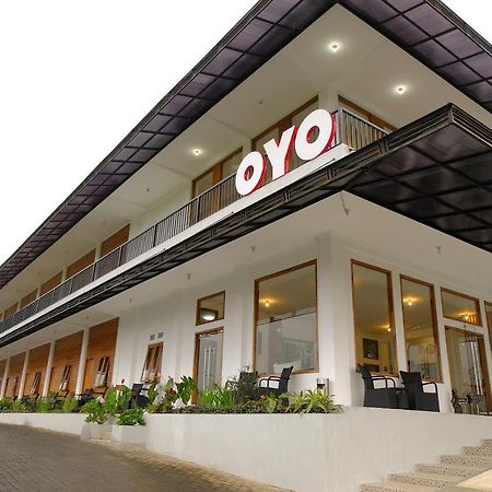 Oyo 446 Hotel Kawi Surapatha Маланг Екстериор снимка