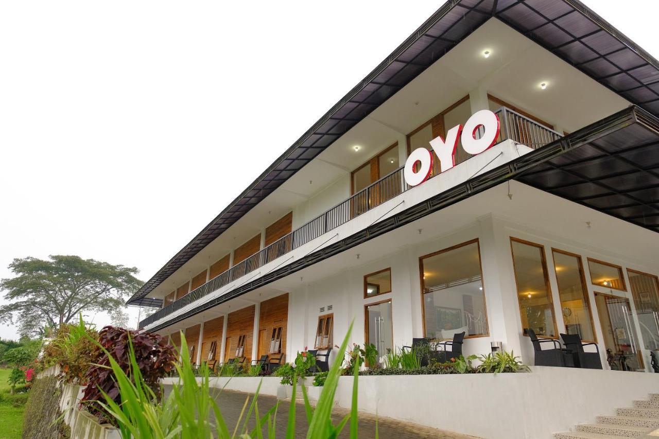 Oyo 446 Hotel Kawi Surapatha Маланг Екстериор снимка